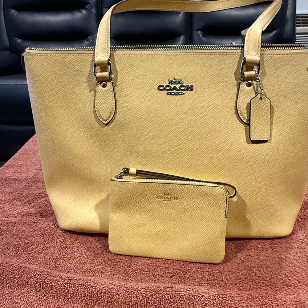 Authentic coach tote with matching with matching wristlet, new never used